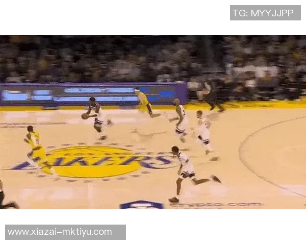 爱德华兹华丽突破拉杆换手上篮精彩得分引爆全场激情